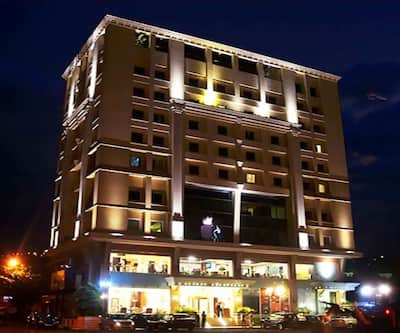 https://imgcld.yatra.com/ytimages/image/upload/t_hotel_yatra_city_desktop/v1407477905/Domestic Hotels/Hotels_Kolkata/De Sovrani/Overview.jpg